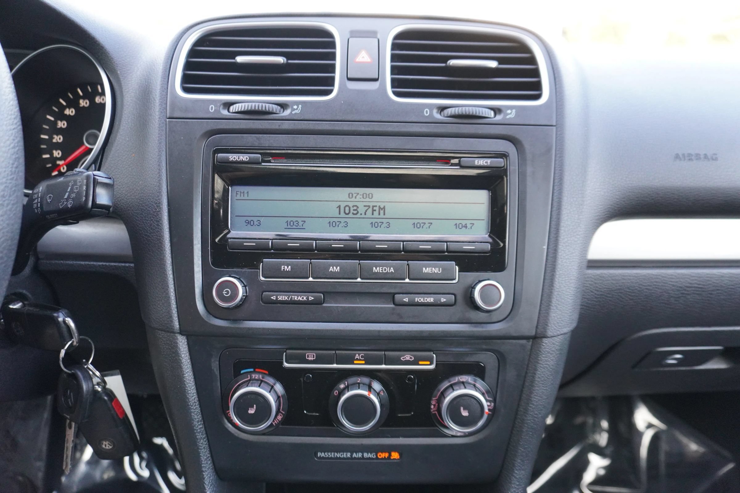 Used 2011 Volkswagen Golf 2-Door FWD image 16