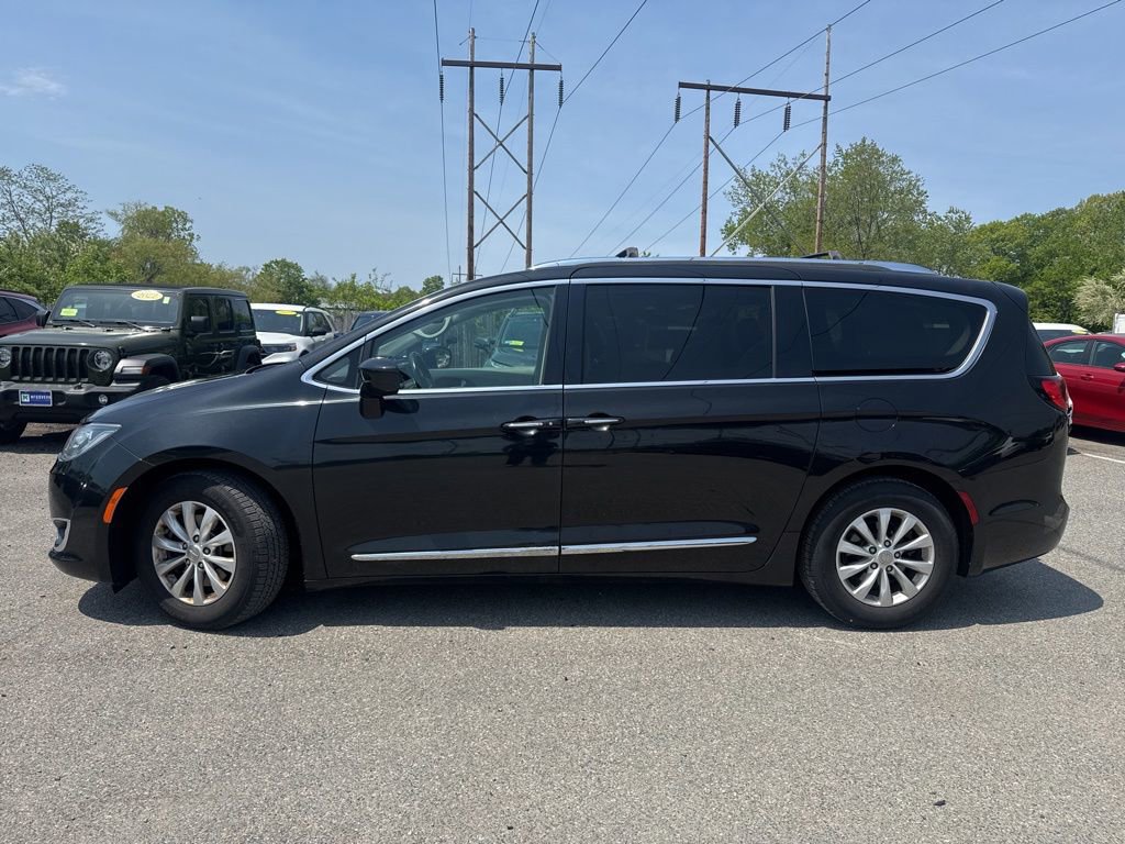 Used 2018 Chrysler Pacifica Touring-L FWD image 2