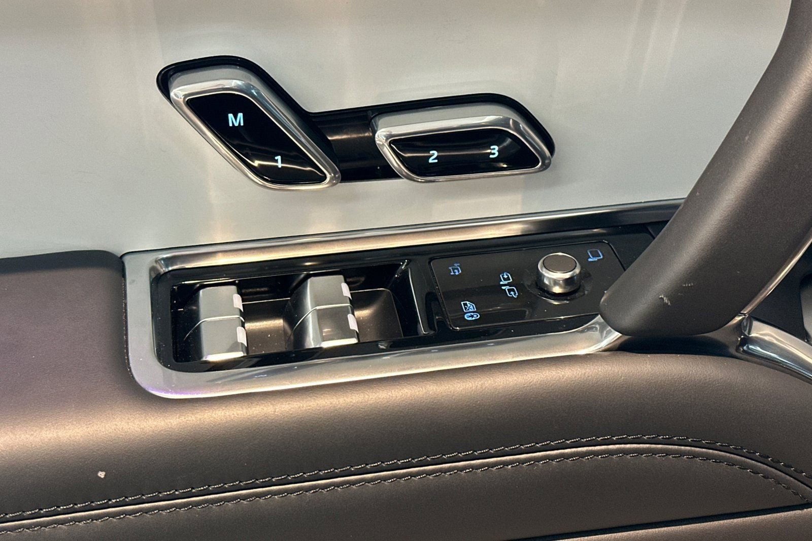 Used 2025 Land Rover Range Rover SV image 12