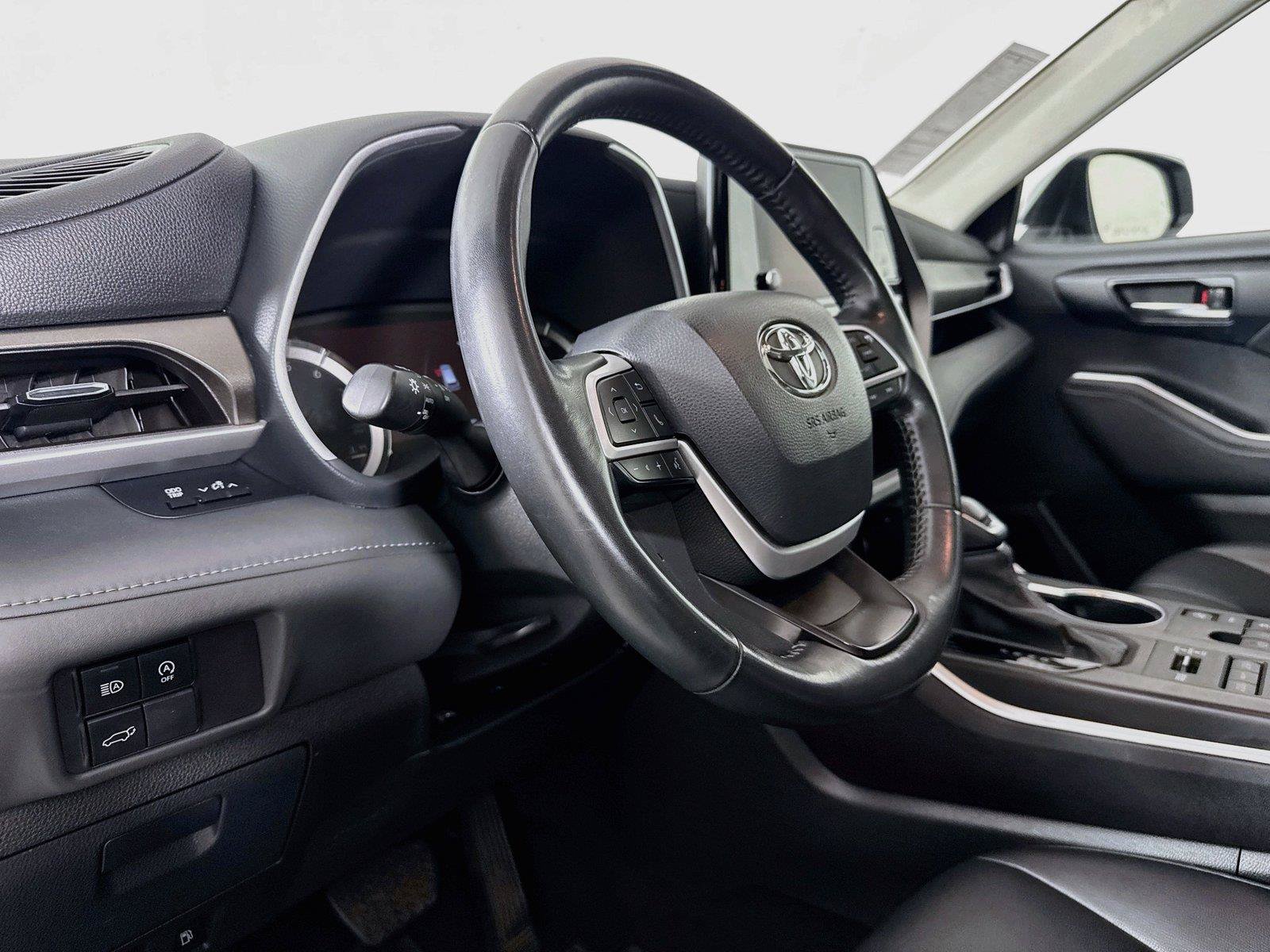 Used 2024 Toyota Highlander XLE AWD/4WD image 4