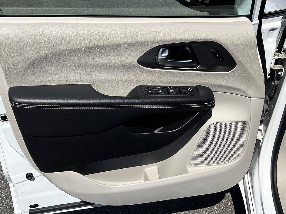 Used 2023 Chrysler Pacifica Touring-L FWD image 19