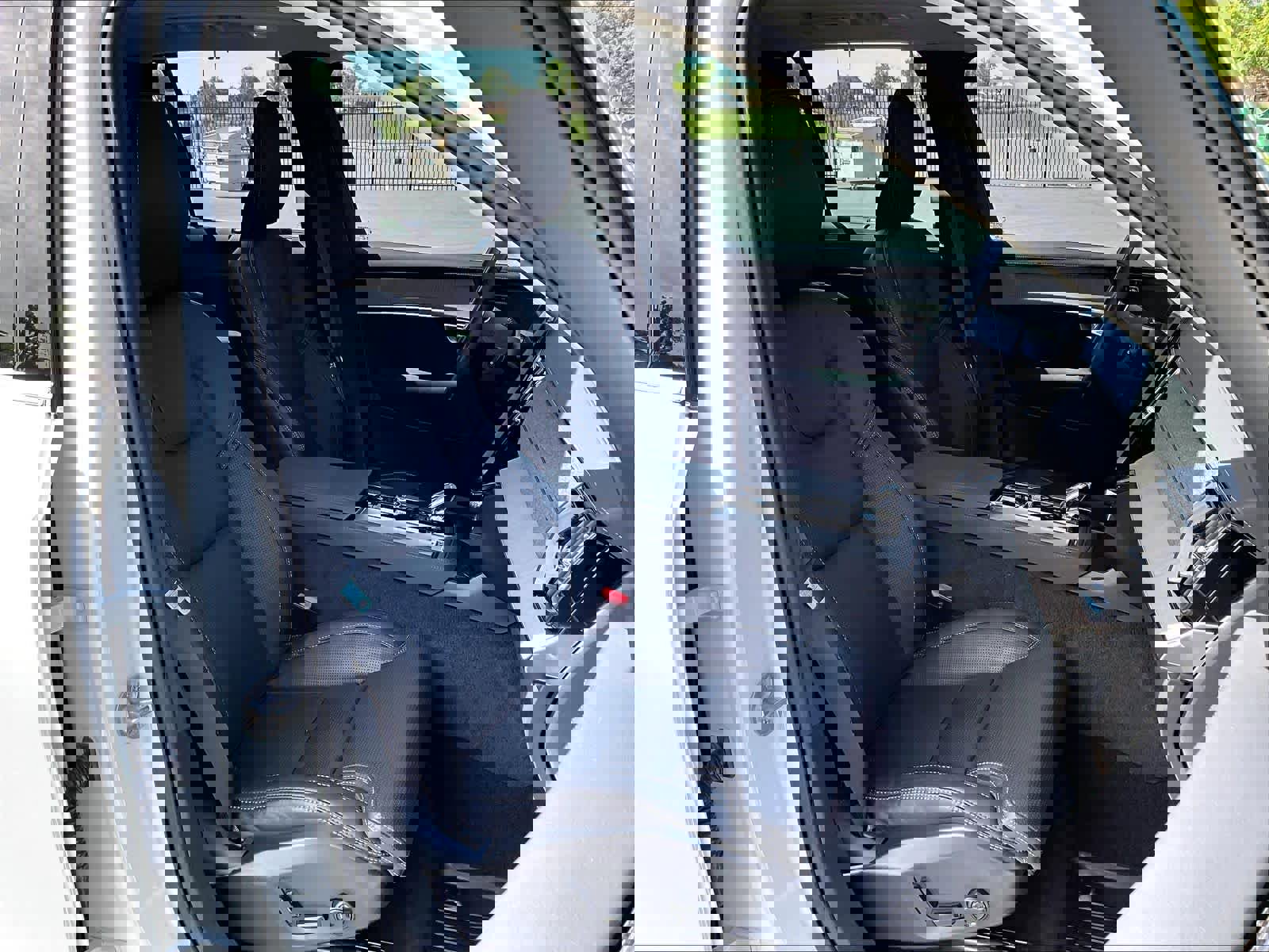 Used 2025 Volvo XC90 T8 Ultra w/ Protection Package Premier image 9