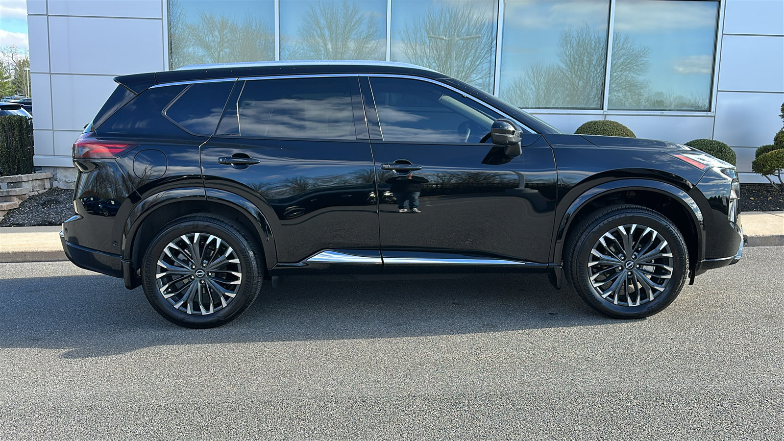 Certified 2025 Nissan Rogue Platinum w/ Platinum Premium Package AWD/4WD image 27