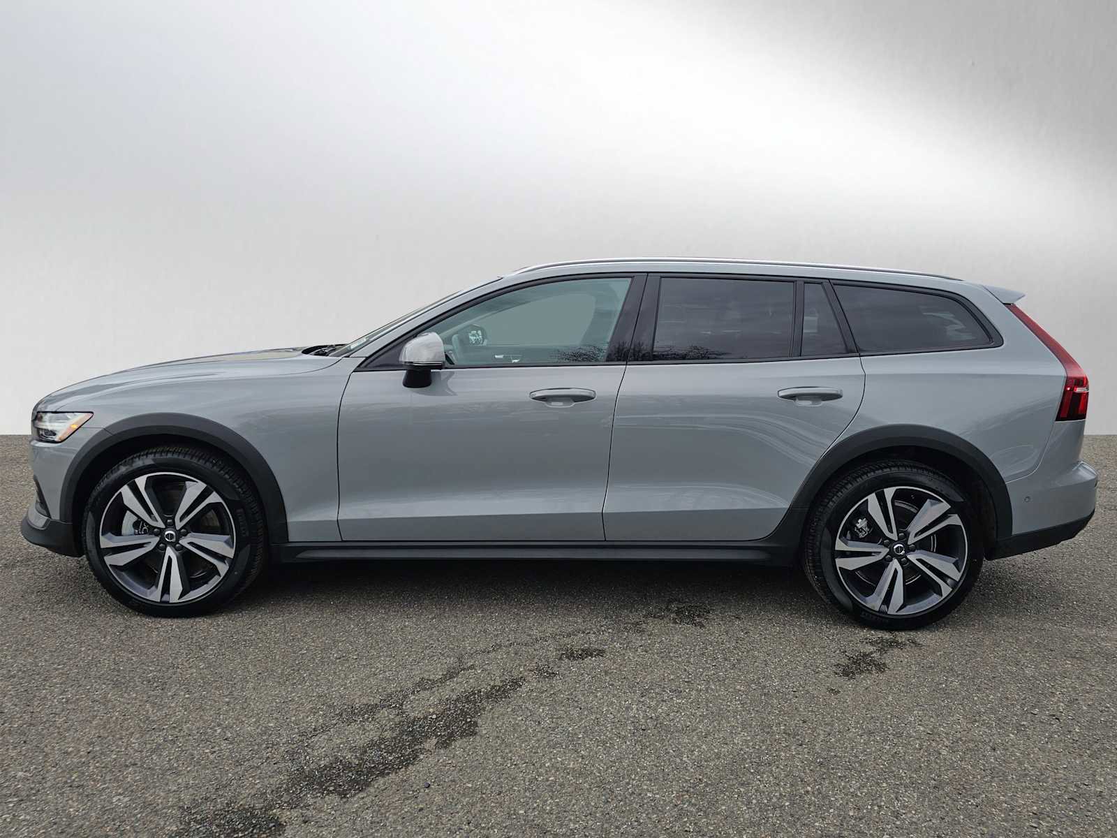 Certified 2025 Volvo V60 B5 Cross Country Plus image 6