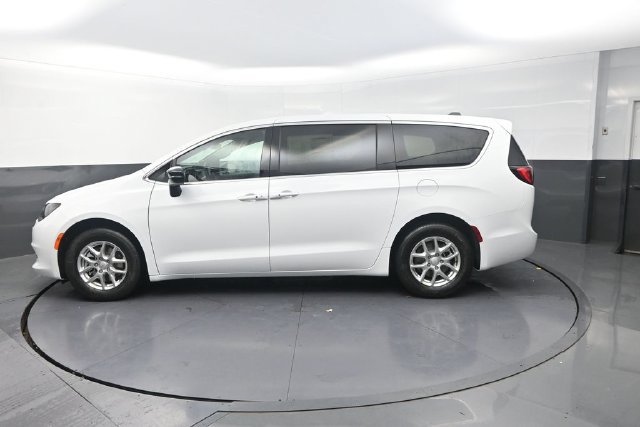 New 2027 Chrysler Pacifica LX FWD image 5