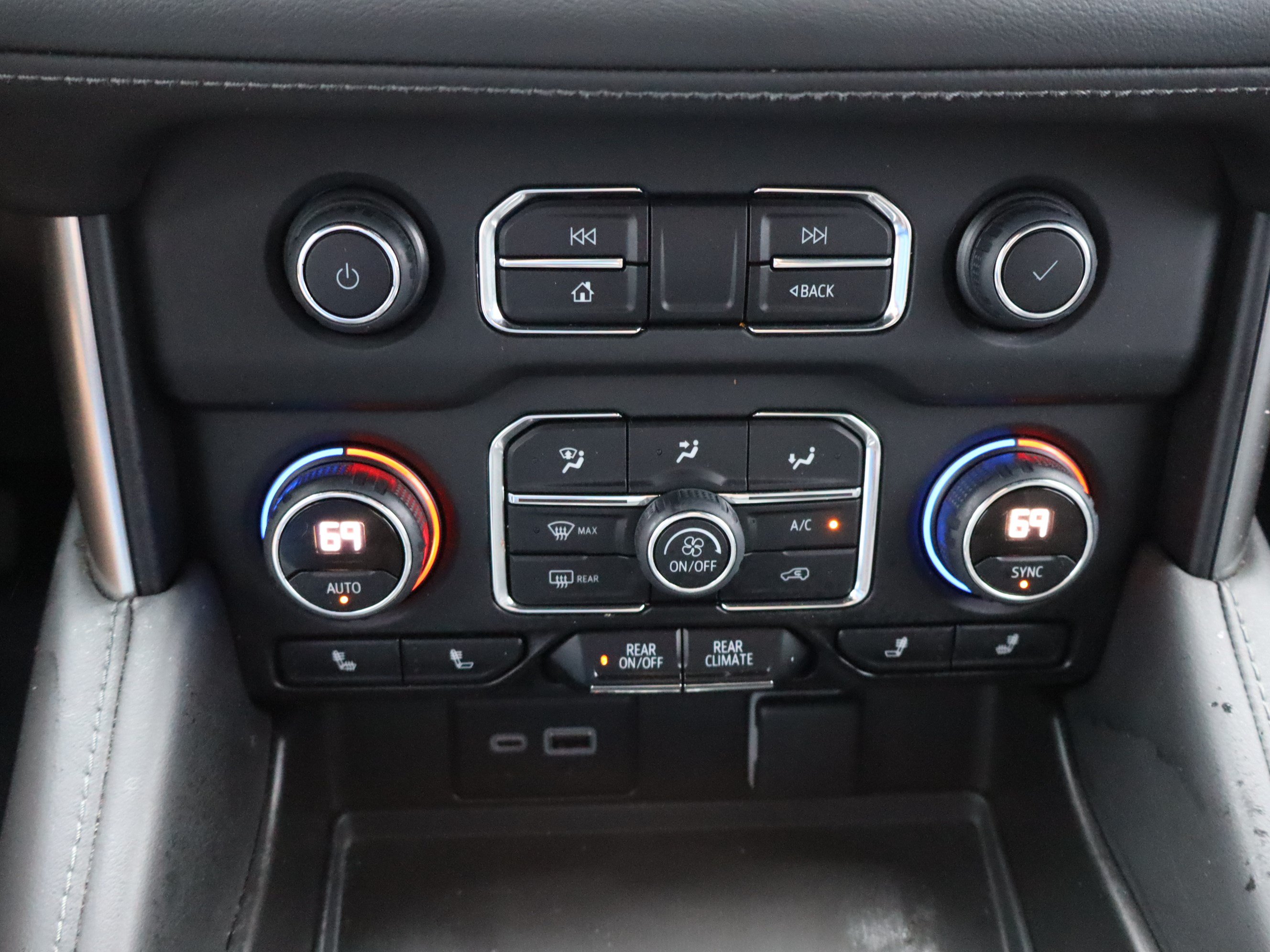 Used 2023 Chevrolet Tahoe Z71 w/ Luxury Package AWD/4WD image 29
