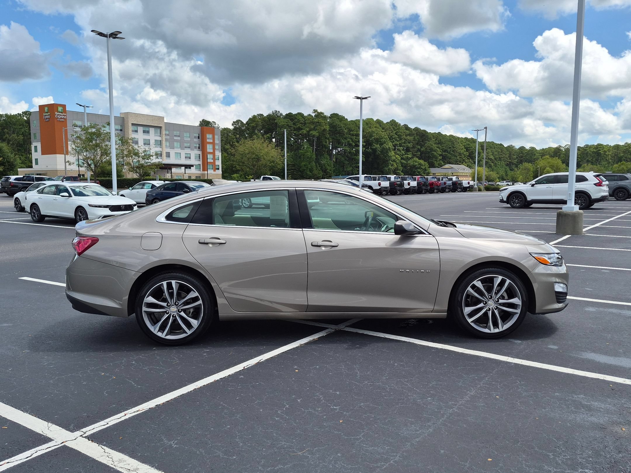 Used 2024 Chevrolet Malibu LT FWD image 2