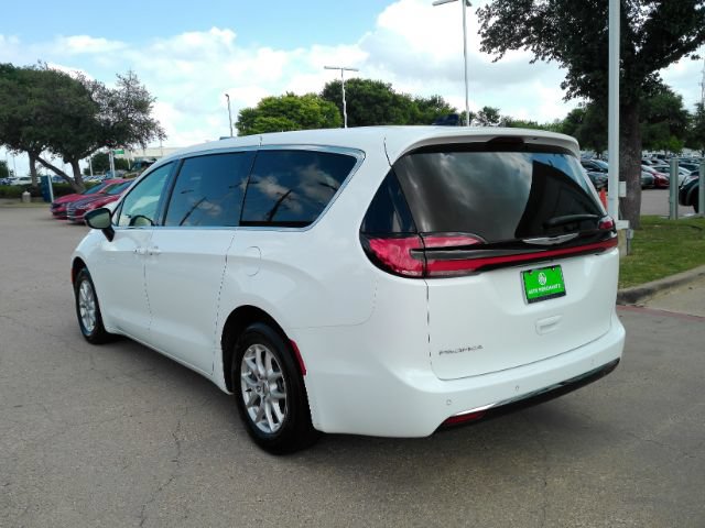 Used 2025 Chrysler Pacifica Select FWD image 11