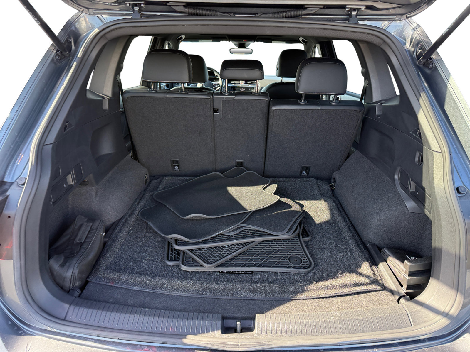 Certified 2023 Volkswagen Tiguan SE R-Line AWD/4WD image 17