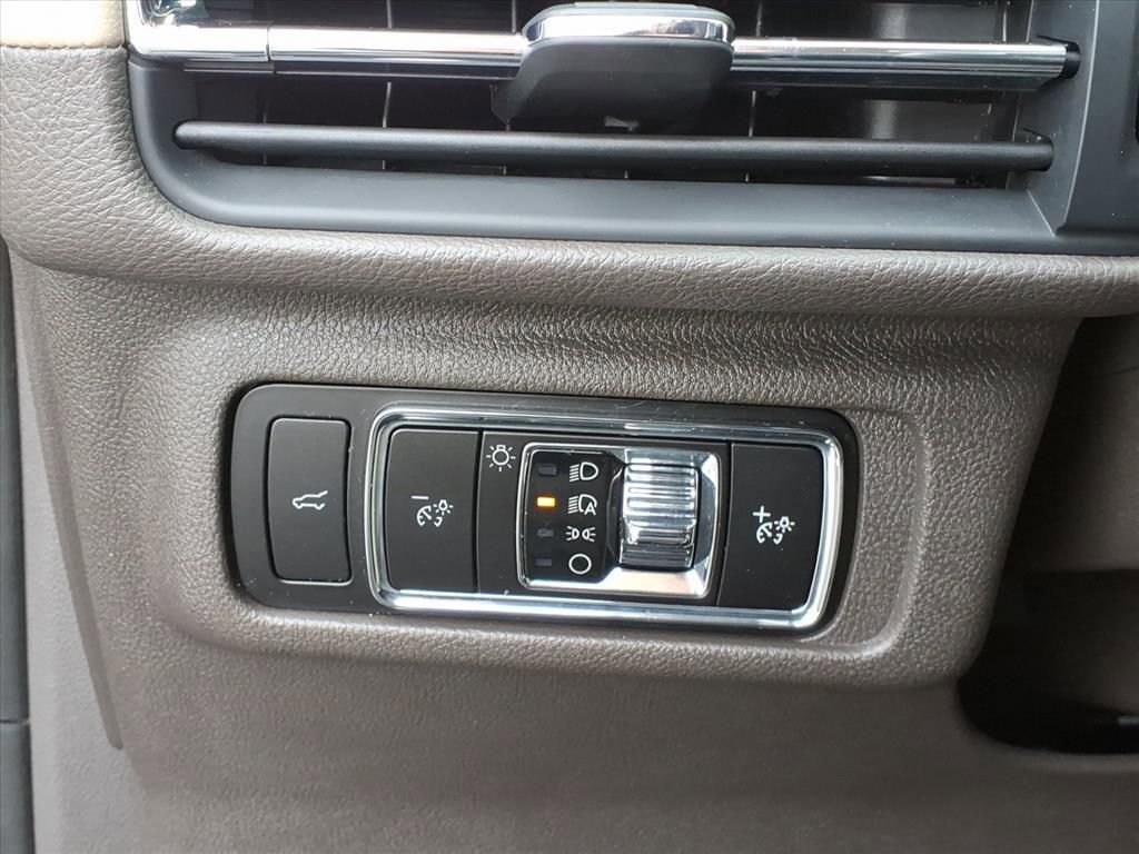 Used 2023 Lincoln Corsair Reserve image 16