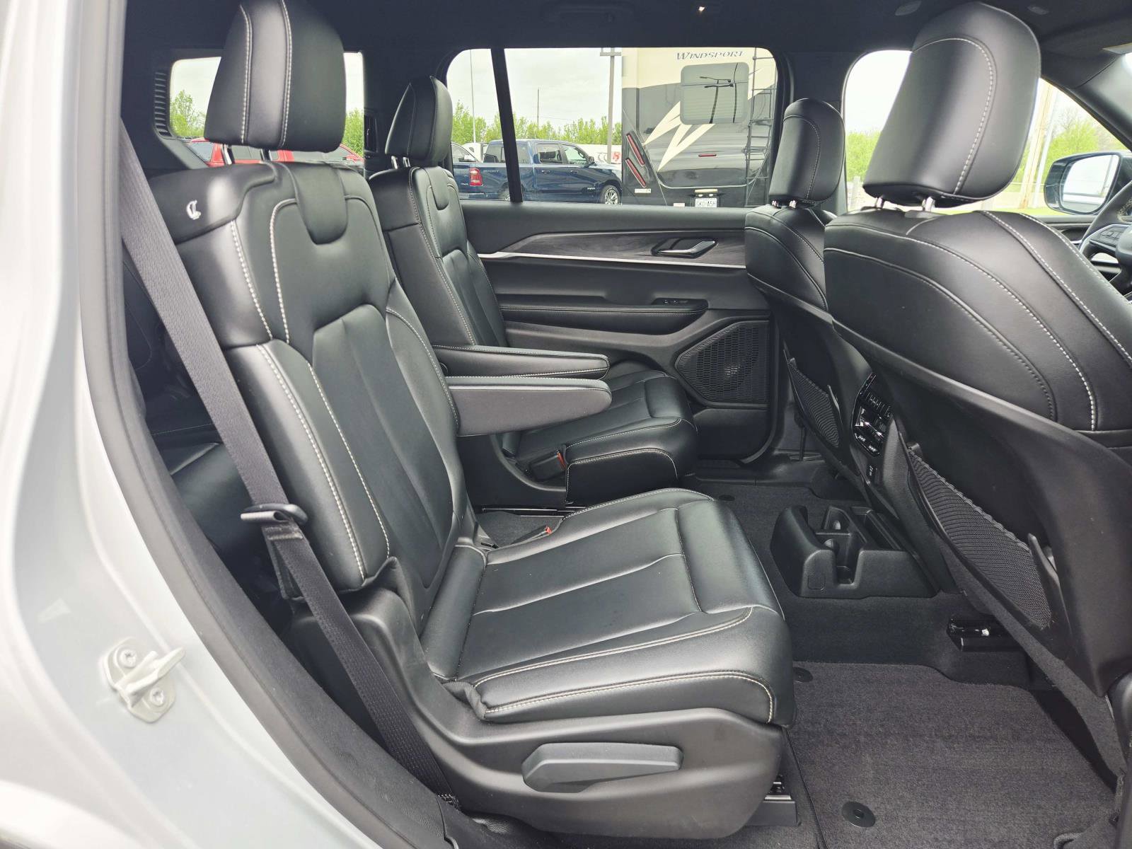 Used 2024 Jeep Grand Cherokee L Limited w/ Black Appearance Package image 17