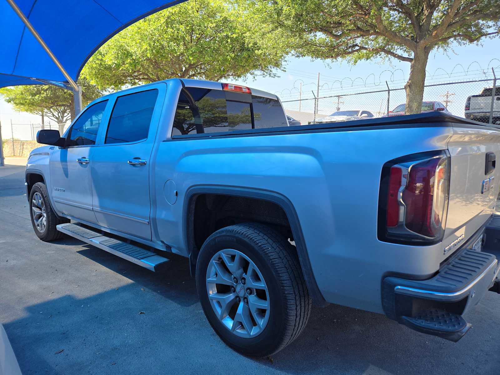 Used 2017 GMC Sierra 1500 SLT image 3