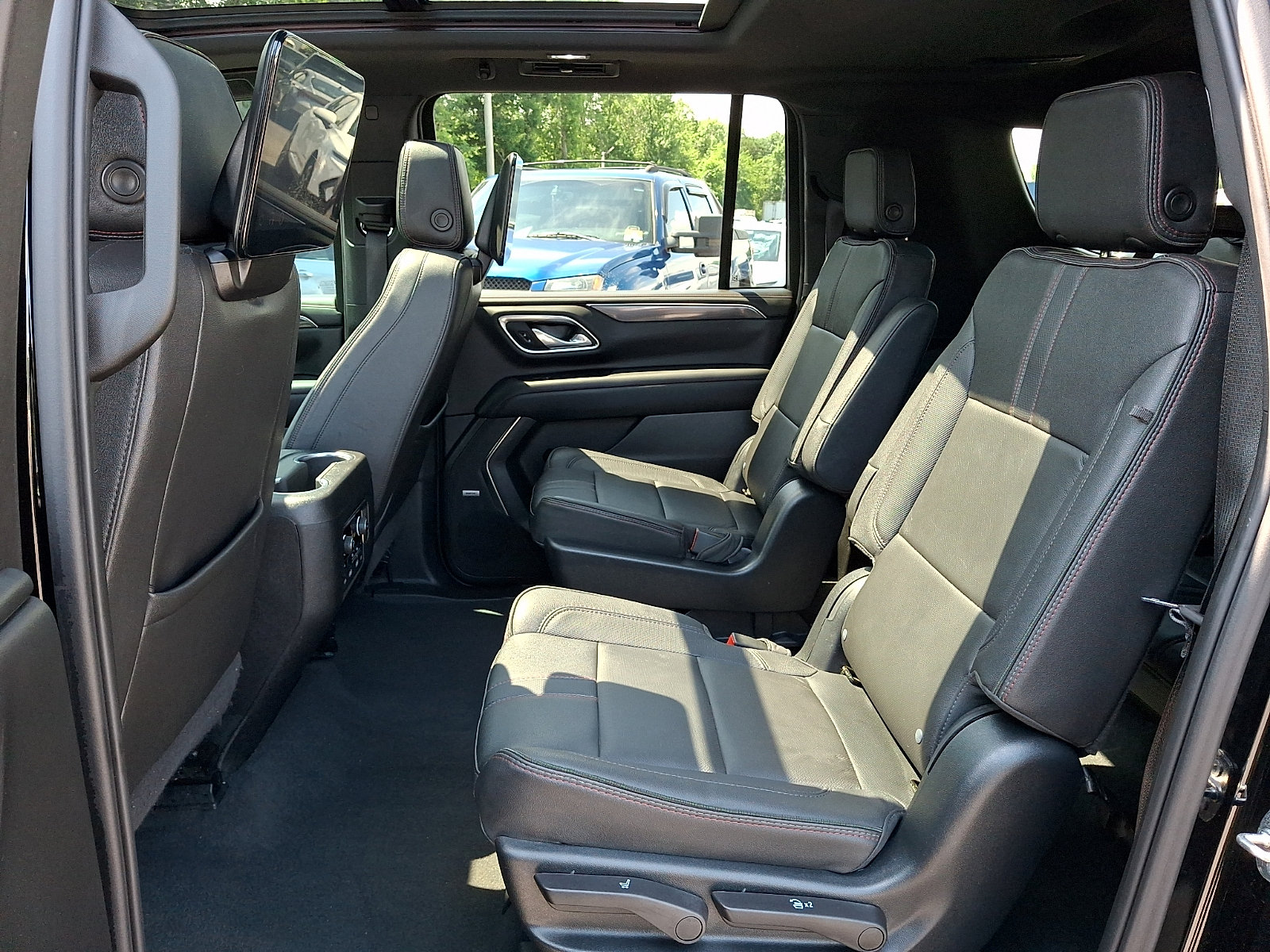 Used 2023 Chevrolet Suburban RST w/ Luxury Package AWD/4WD image 12