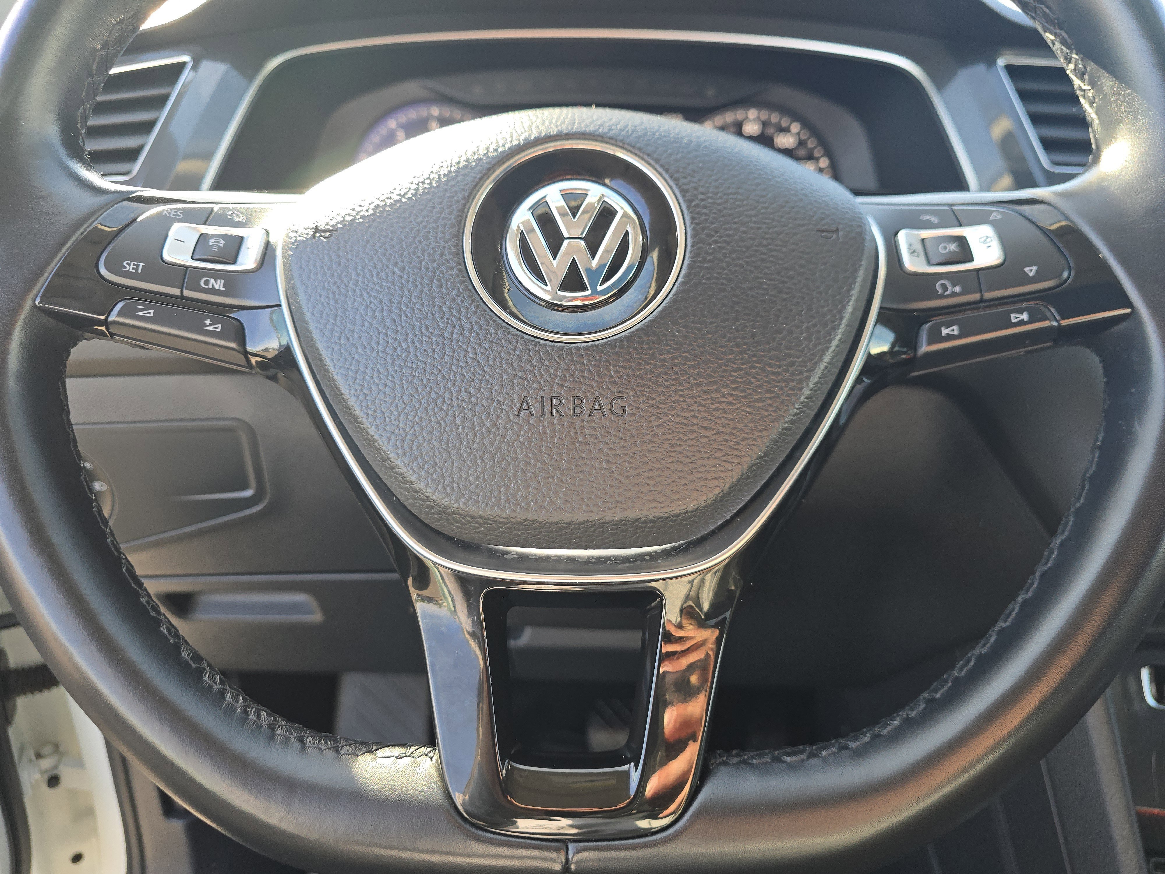 Used 2018 Volkswagen Tiguan SEL Premium w/ 3rd Row Seat Package AWD/4WD image 22