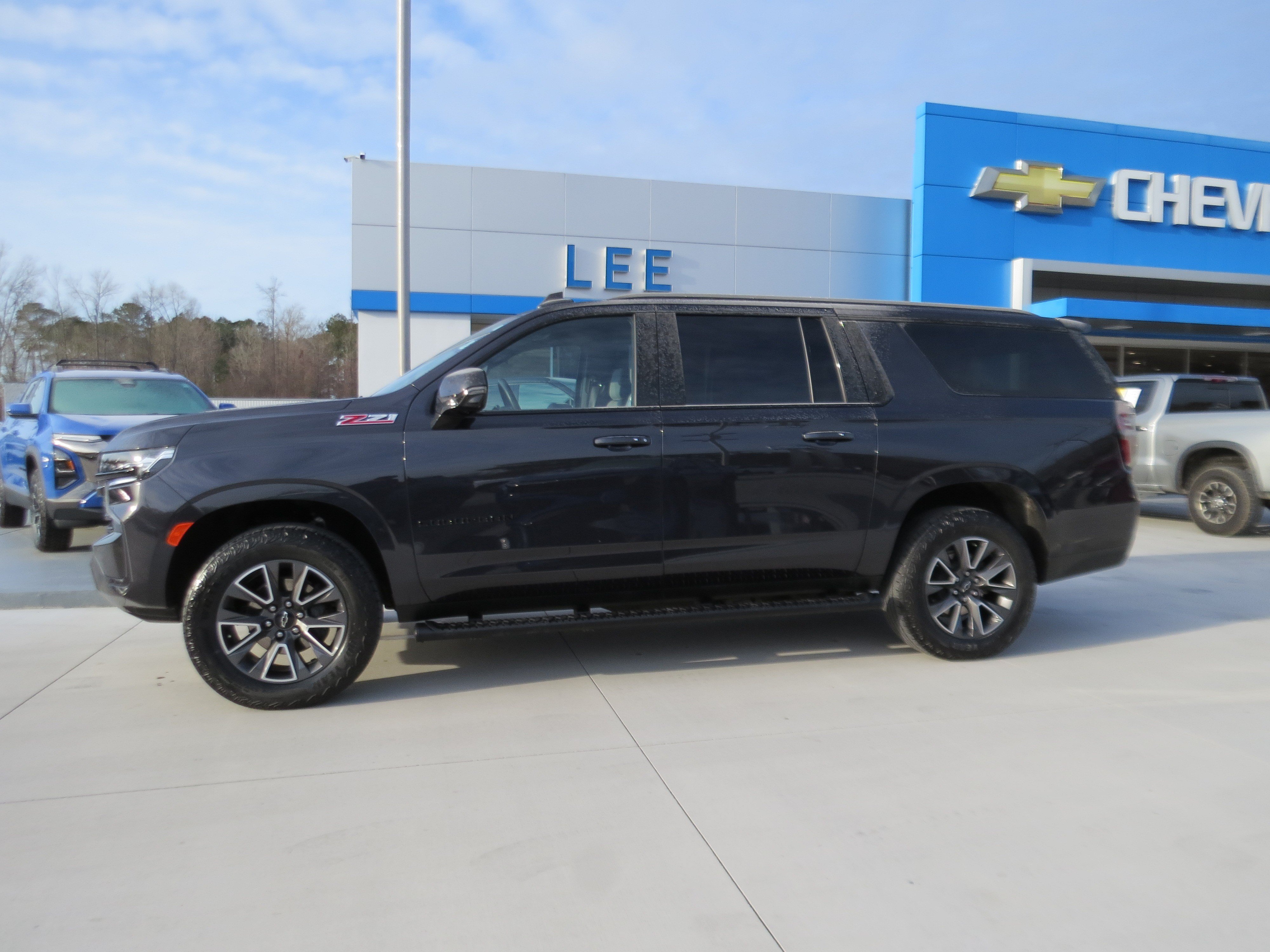 Used 2024 Chevrolet Suburban Z71 w/ Luxury Package AWD/4WD image 2