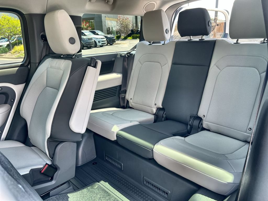 New 2026 Land Rover Defender 130 X-Dynamic SE AWD/4WD image 19