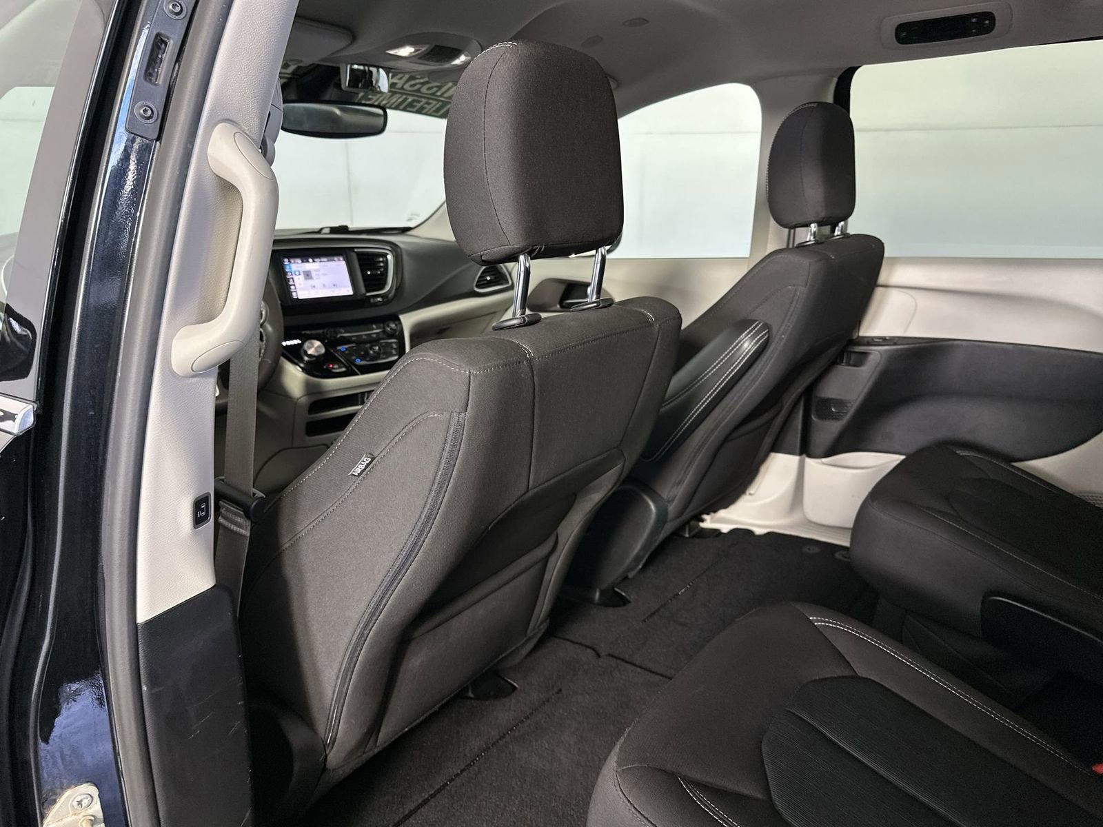 Used 2023 Chrysler Voyager LX image 28