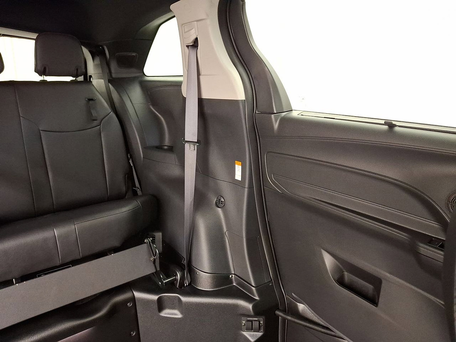 Used 2025 Toyota Sienna XSE w/ XSE Plus Package FWD image 14