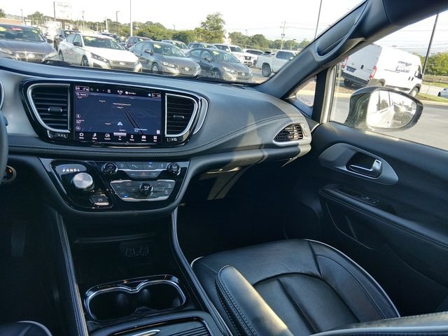 Used 2025 Chrysler Pacifica Limited FWD image 11