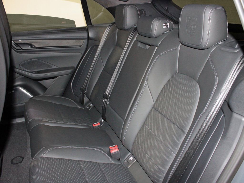 Certified 2025 Porsche Macan Turbo Electric AWD/4WD image 36