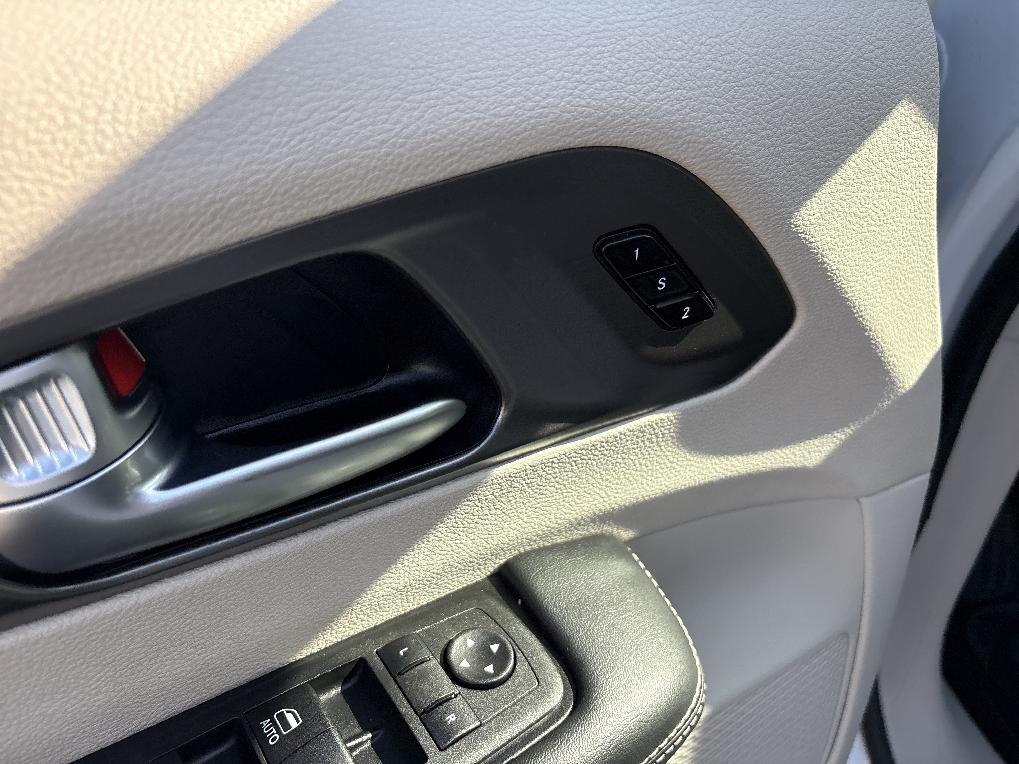 Used 2024 Chrysler Pacifica Touring-L FWD image 11