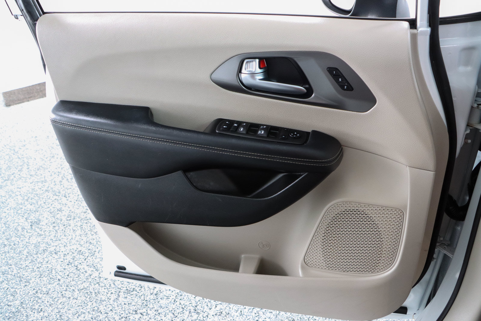 Used 2023 Chrysler Pacifica Touring-L FWD image 22