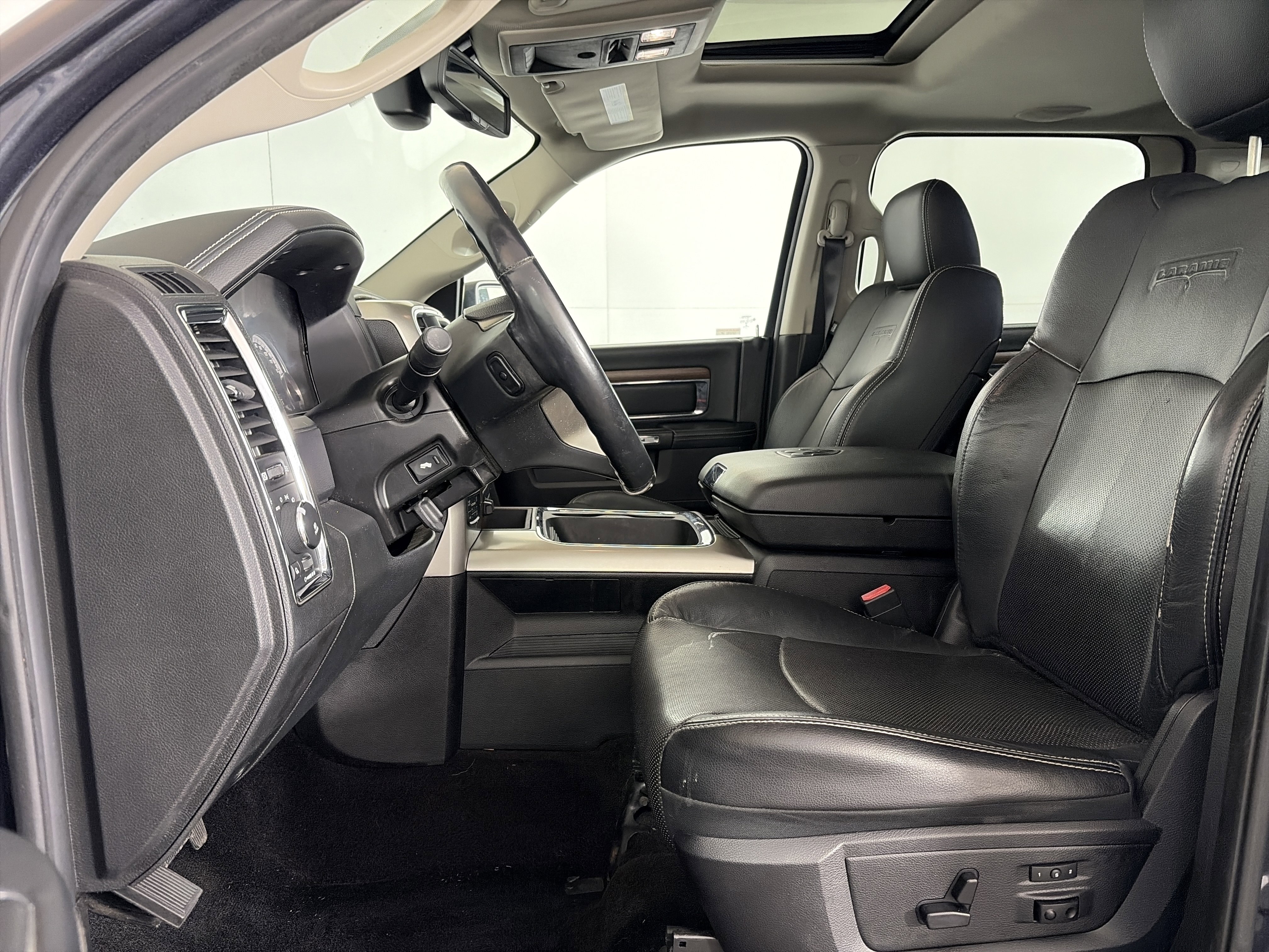 Used 2016 RAM 1500 Laramie w/ Convenience Group image 7