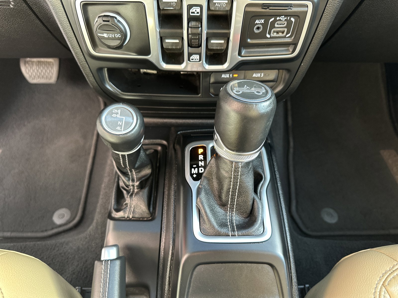 Used 2018 Jeep Wrangler Unlimited Sahara w/ Cold Weather Group AWD/4WD image 17