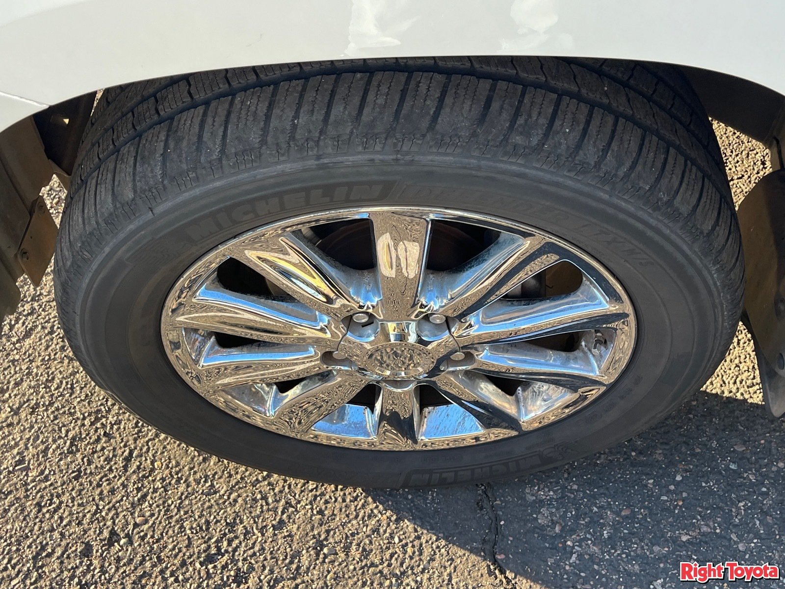 Used 2010 Lexus LX 570 4WD w/ Preferred Accessory Package image 8