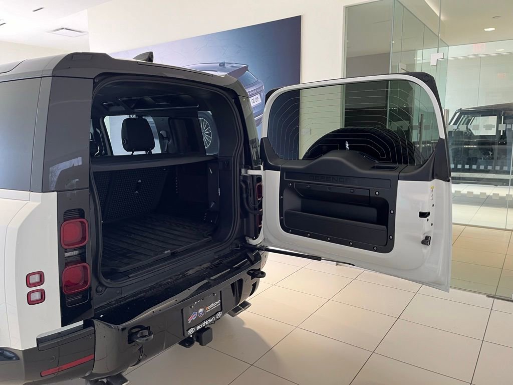Used 2025 Land Rover Defender 110 X-Dynamic SE image 26