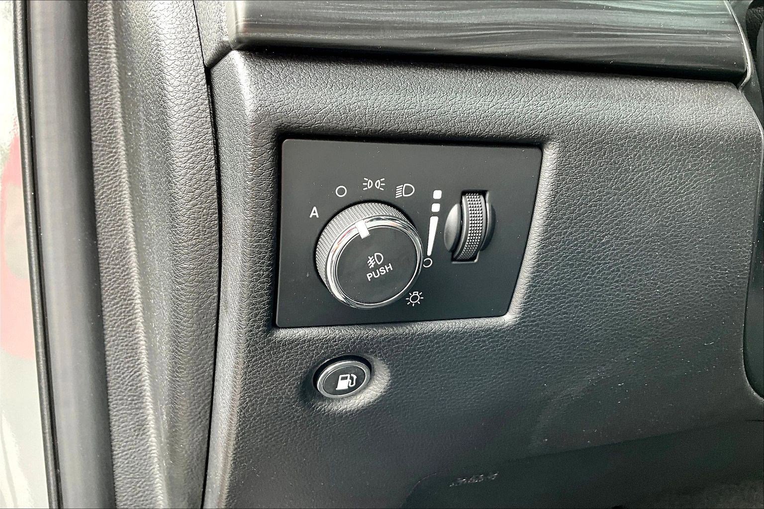 Used 2019 Jeep Grand Cherokee Altitude AWD/4WD image 38