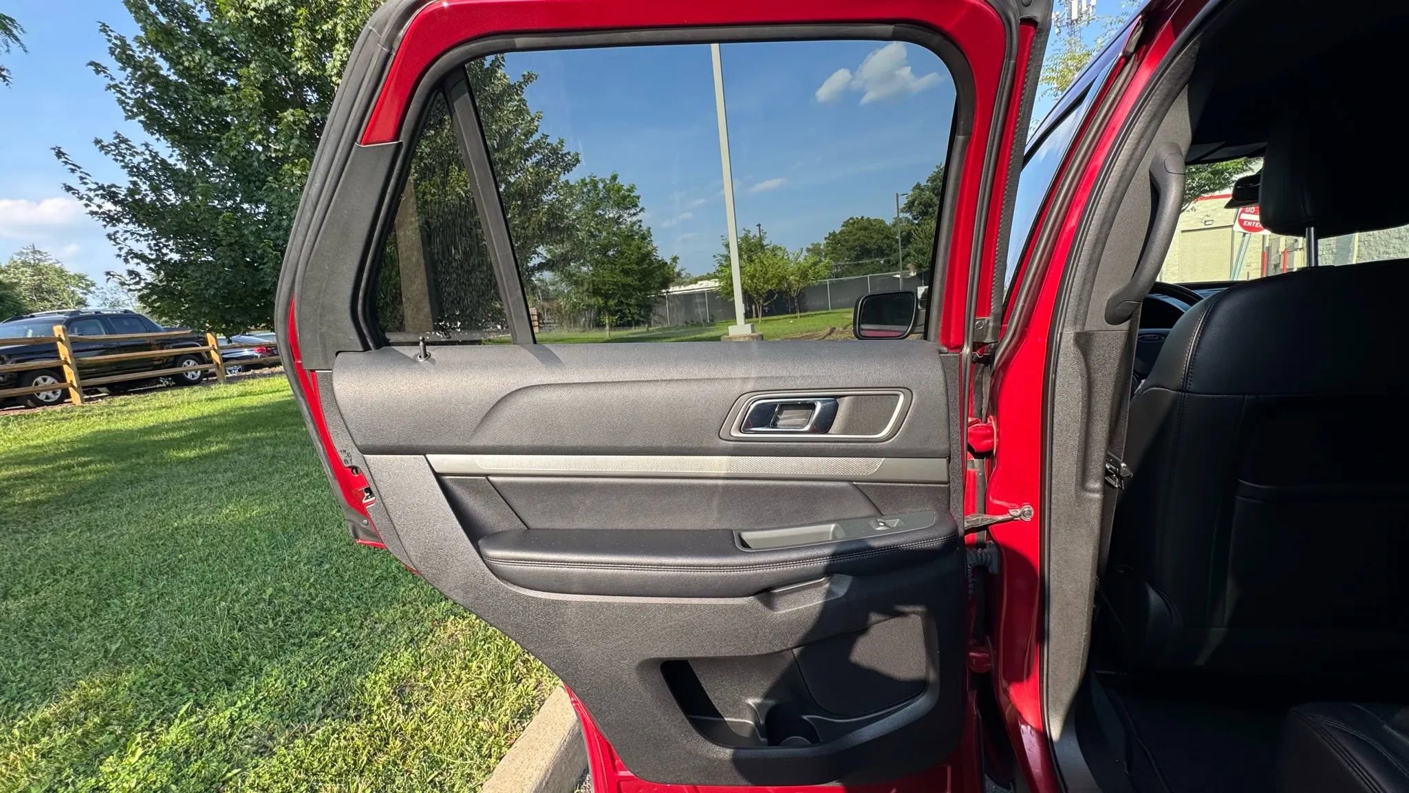 Used 2018 Ford Explorer XLT w/ Equipment Group 202A image 15