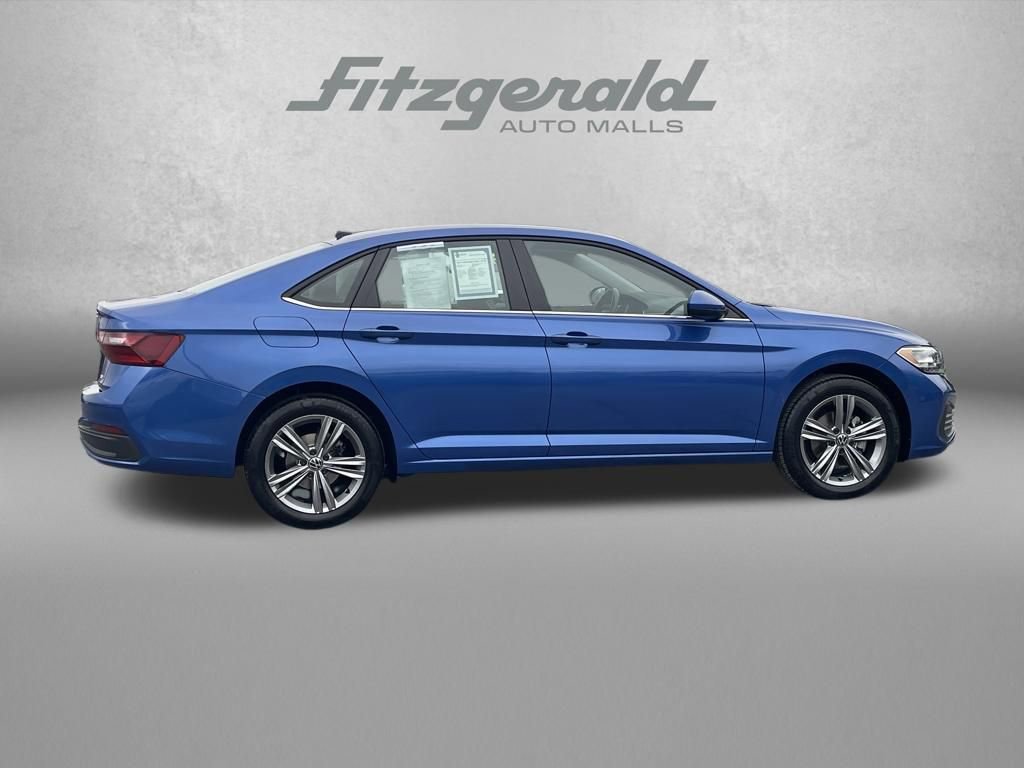 Used 2024 Volkswagen Jetta SE FWD image 3