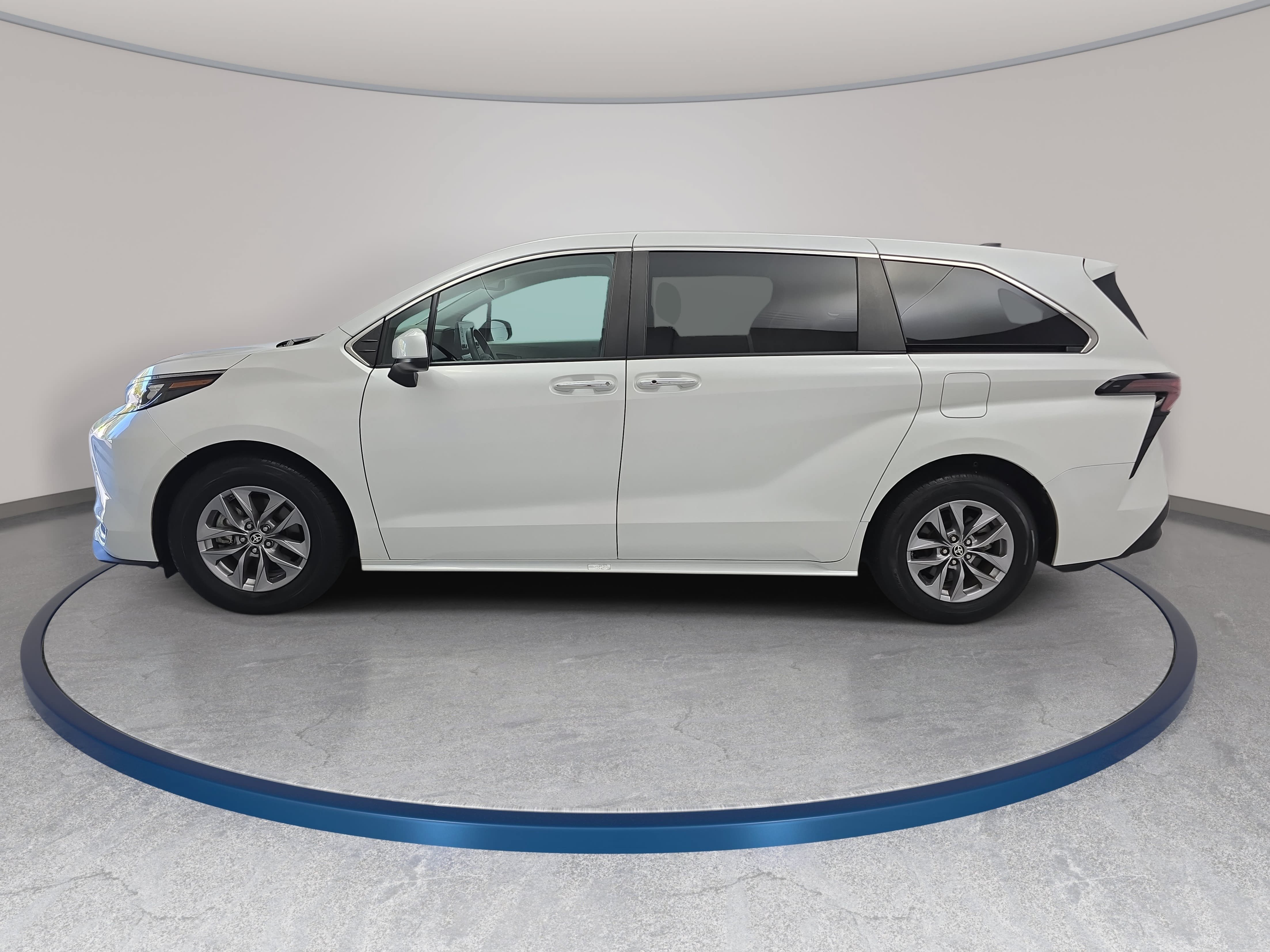 Used 2024 Toyota Sienna XLE FWD image 8