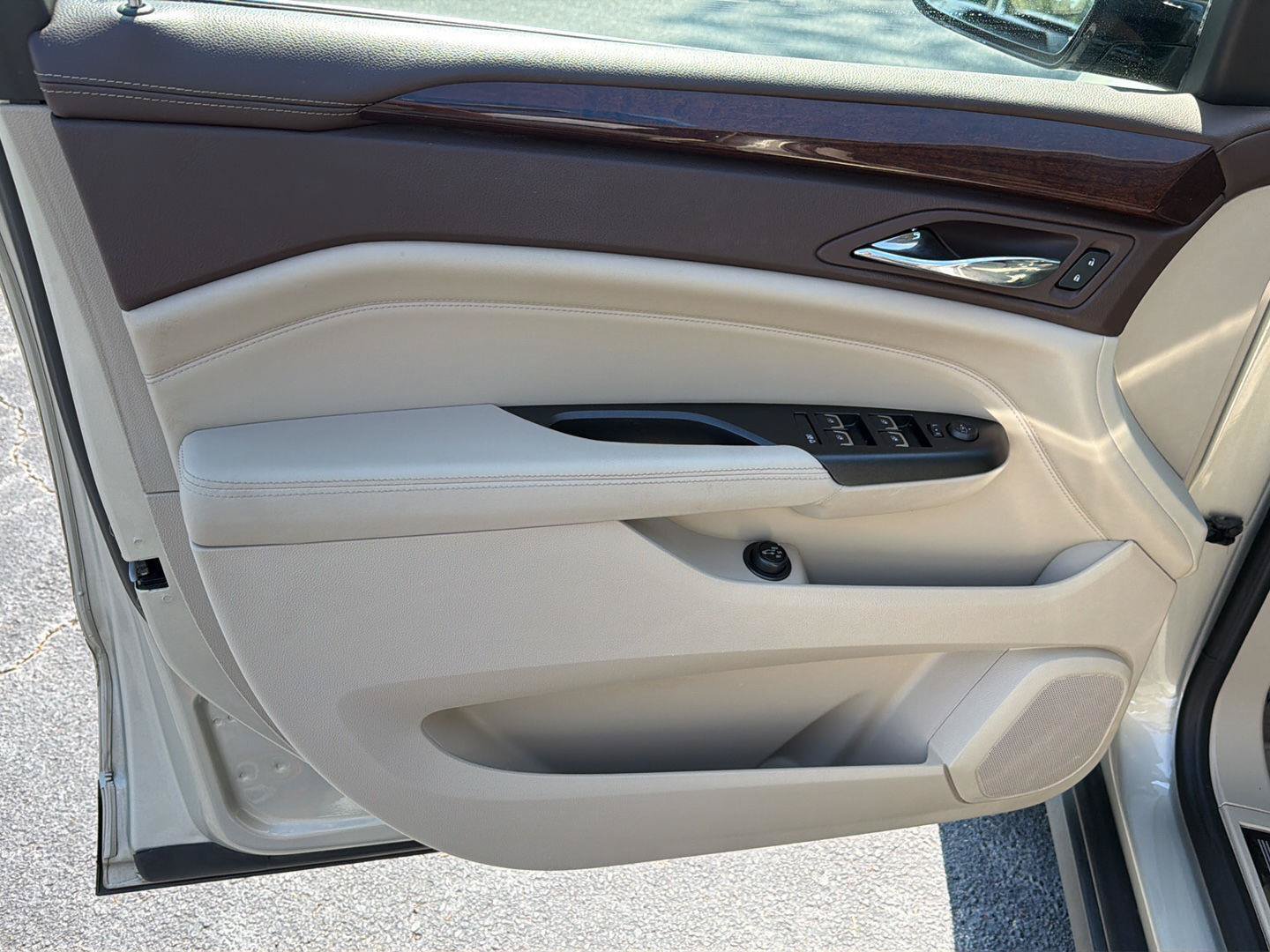 Used 2016 Cadillac SRX Luxury w/ Driver Awareness Package FWD image 16