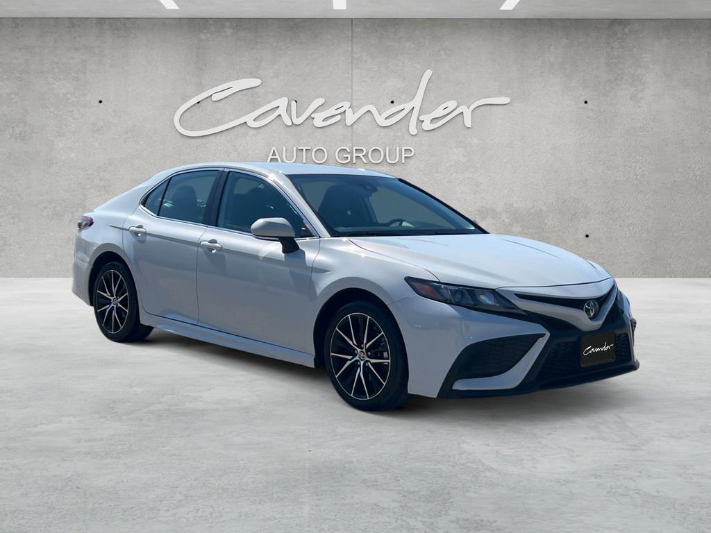 Used 2024 Toyota Camry SE image 2