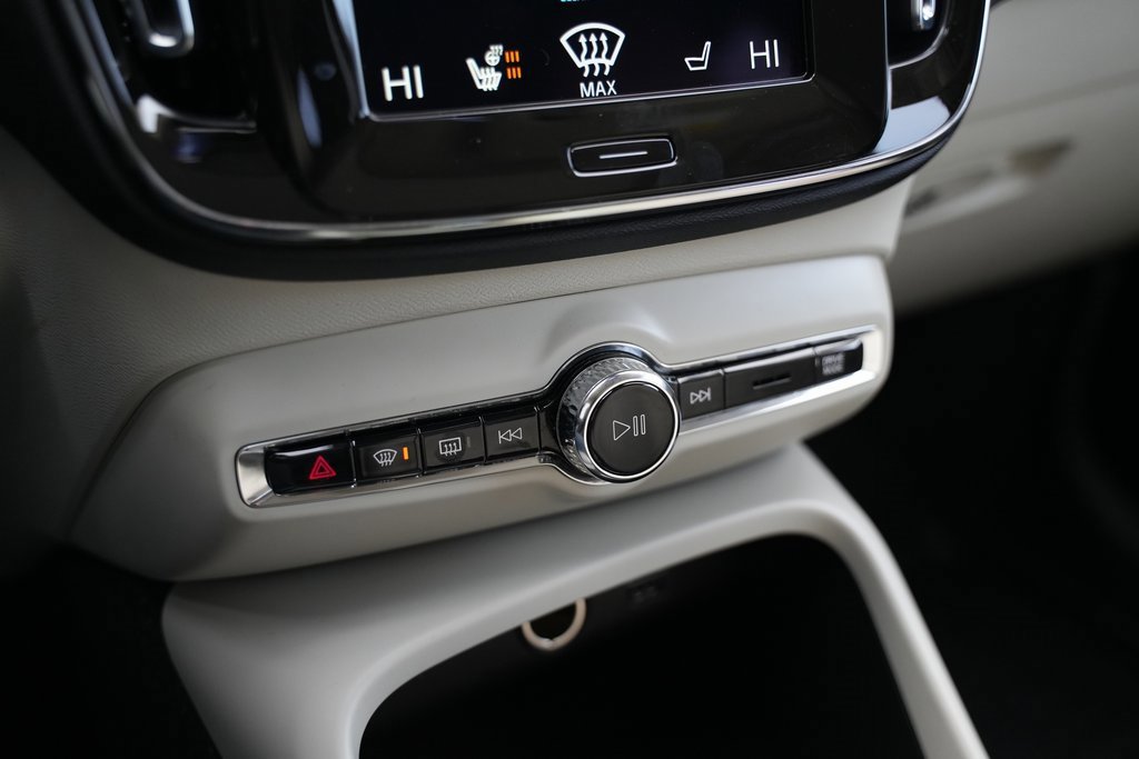 Used 2021 Volvo XC40 T5 Momentum w/ Premium Package image 31