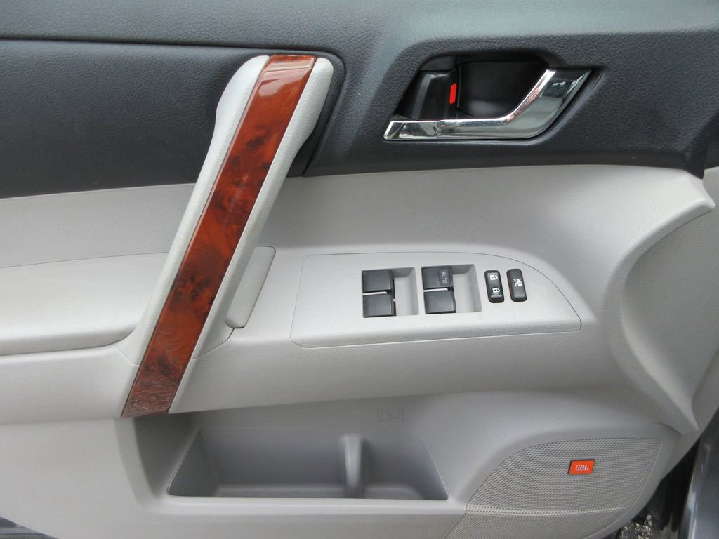 Used 2011 Toyota Highlander Limited w/ Tow Pkg AWD/4WD image 22