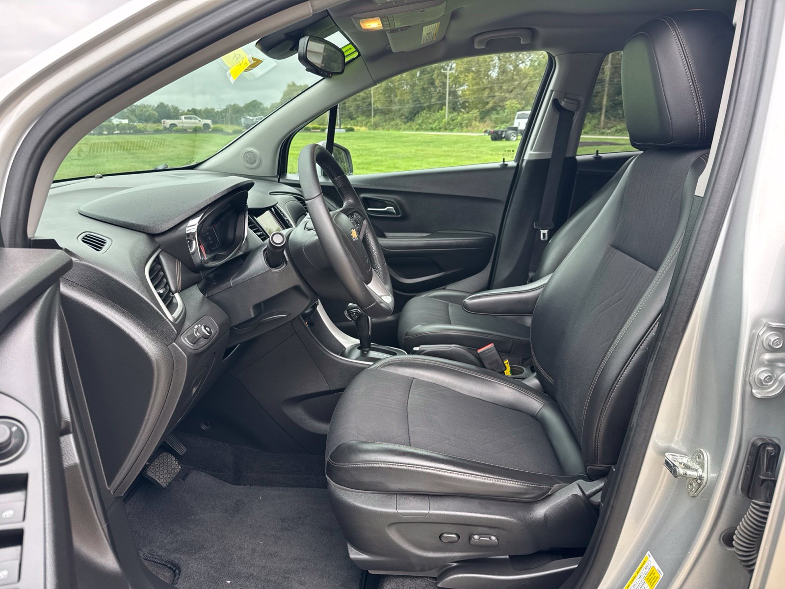 Used 2018 Chevrolet Trax LT w/ LT Convenience Package FWD image 16