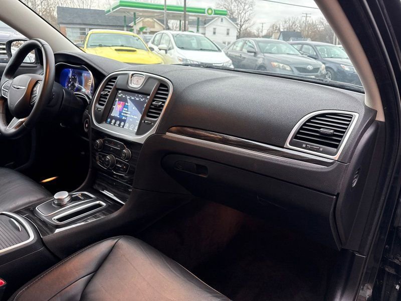Used 2017 Chrysler 300 Limited image 17