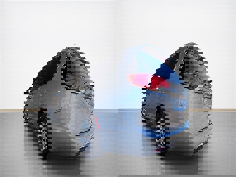 Used 2018 Chrysler Pacifica Touring-L image 6