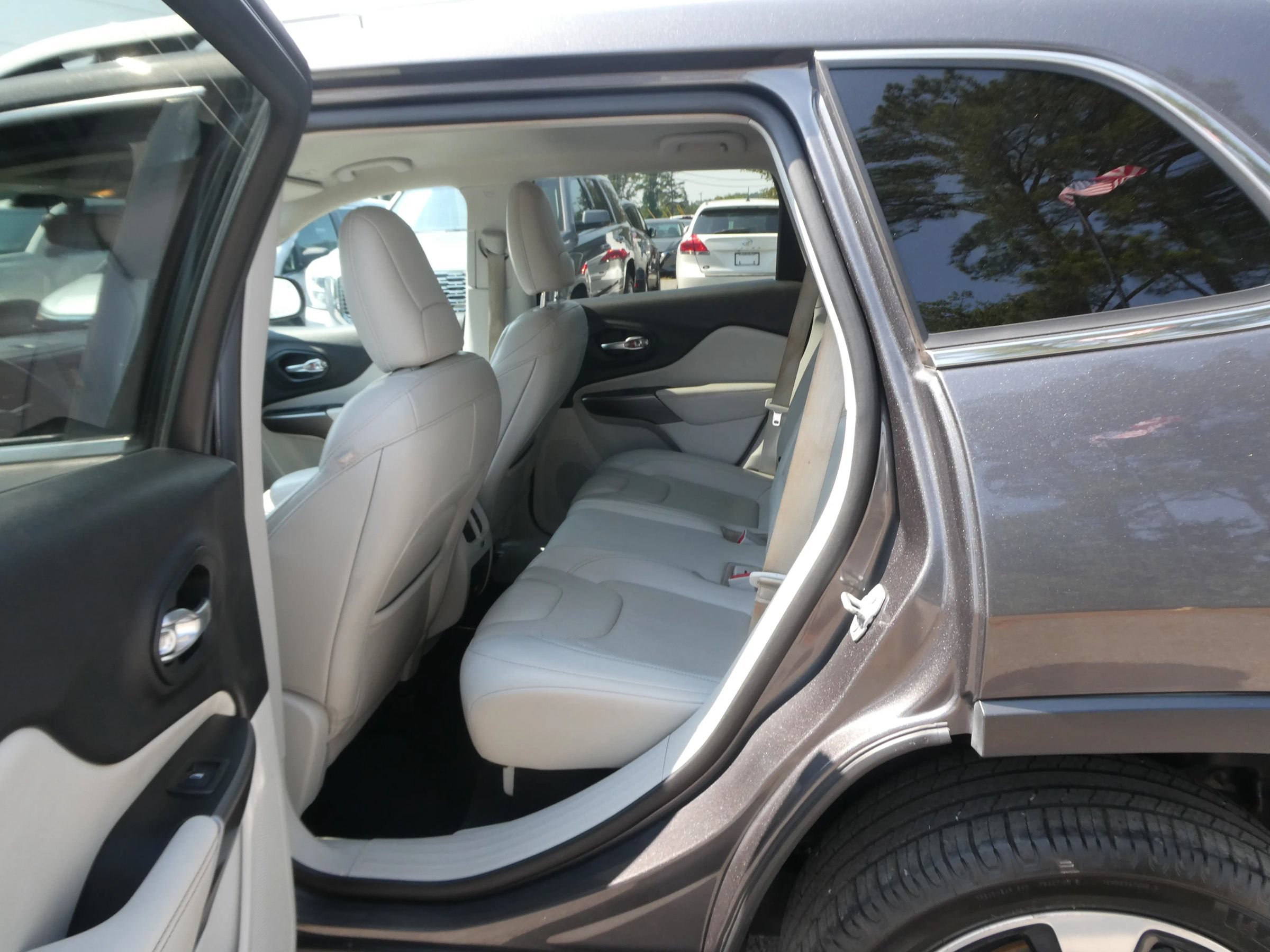 Used 2019 Jeep Cherokee Limited FWD image 29