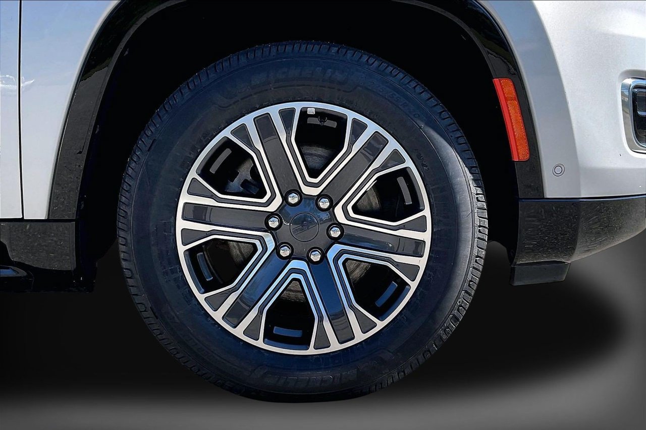 Certified 2024 Jeep Wagoneer L Series II AWD/4WD image 35