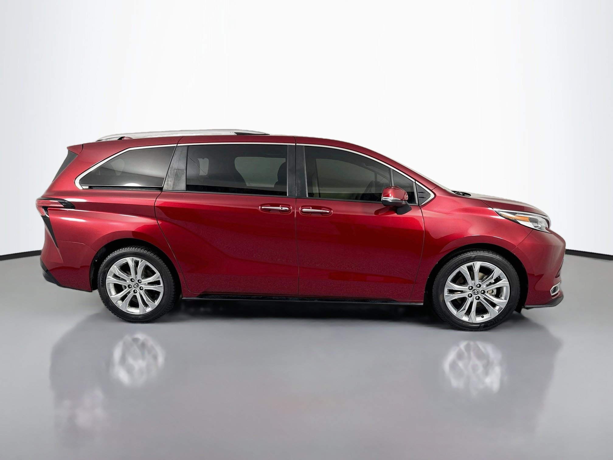 Used 2022 Toyota Sienna Platinum FWD image 4