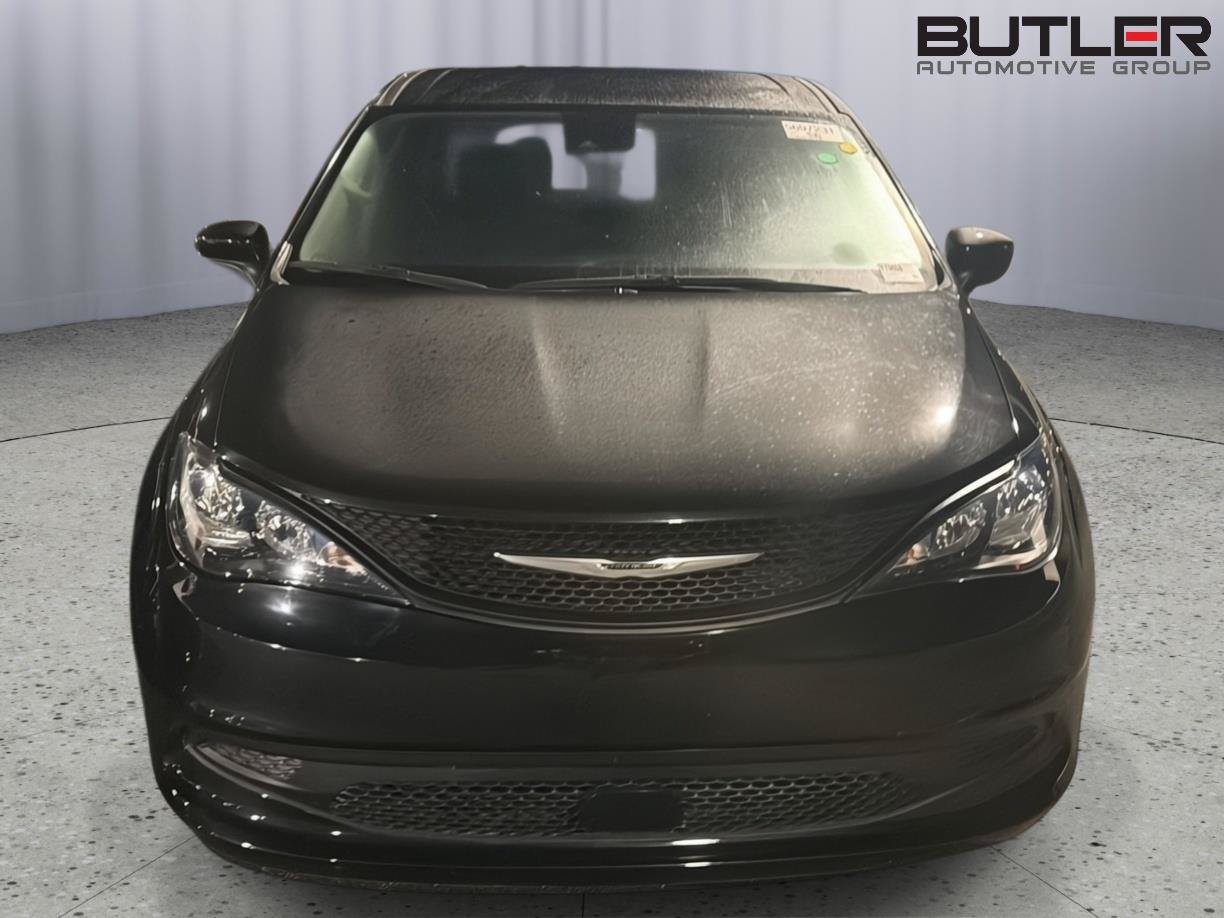 Used 2023 Chrysler Voyager LX FWD image 3