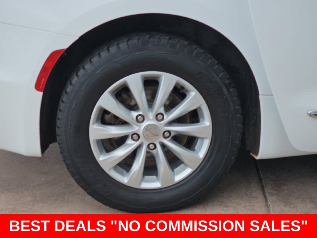 Used 2018 Chrysler Pacifica Touring-L FWD image 38