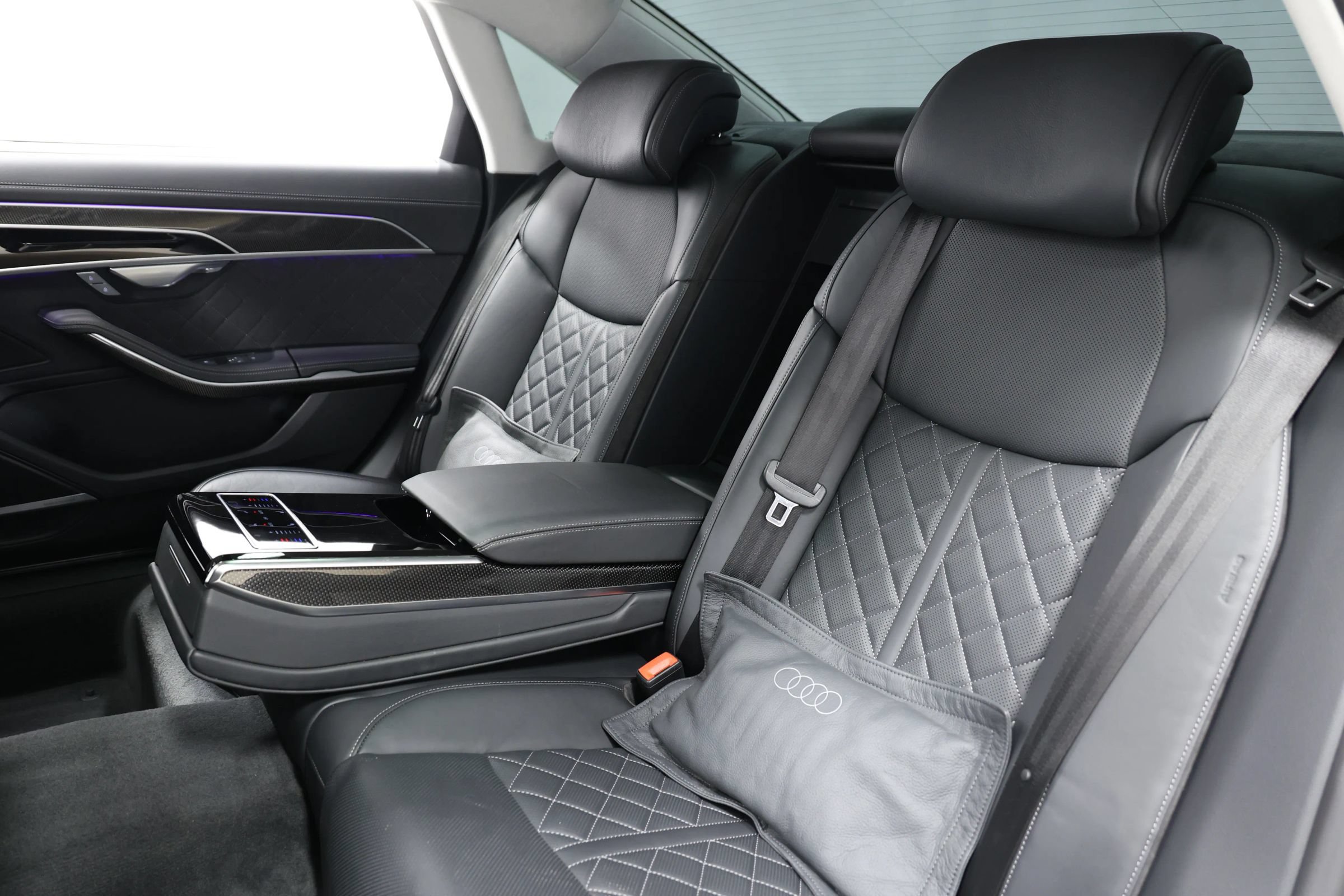 Used 2023 Audi S8 w/ S8 Comfort Plus Package AWD/4WD image 3