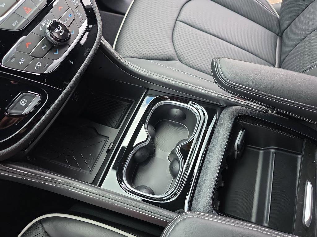 New 2026 Chrysler Pacifica Limited w/ Uconnect Theater Family Group image 28