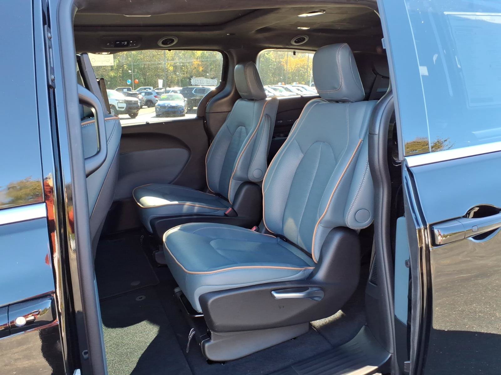 New 2027 Chrysler Pacifica Pinnacle w/ Theater Group FWD image 29