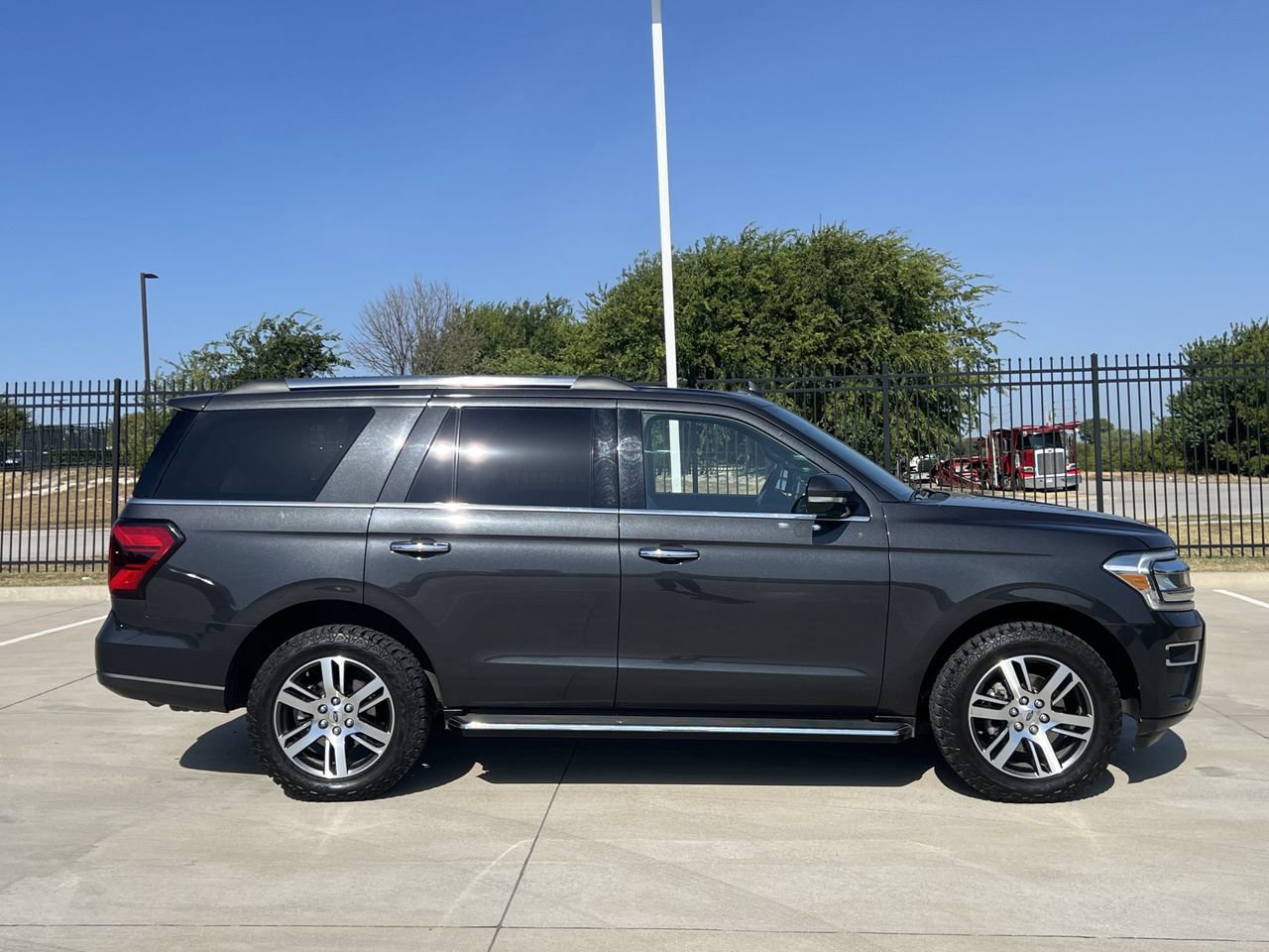 Used 2022 Ford Expedition Limited AWD/4WD image 3